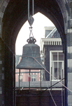 834557 Afbeelding van het afvoeren van de klokken van het carillon van de Domtoren (Domplein) te Utrecht in verband met ...